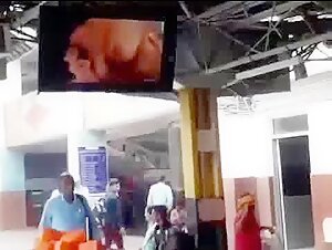 पटना रेलवे स्टेशन के स्क्रीन पर अचानक अश्लील वीडियो चलने लगा, जिससे लोग काफी आश्चर्यचकित हुए