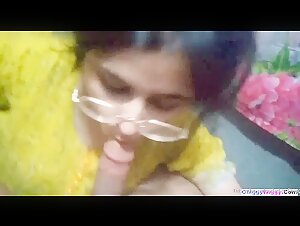 Kitni Sexy Chashmish Wali Bhabhi Hai Bade Pyar Se Lund Chuske Devar Ka Chut Marwa Rahi hai