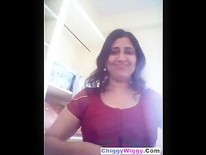 Online Stranger Ke Pyar Me Aunty Ne Apna Blouse Kholkar Apne Mote Boobs dikhaye