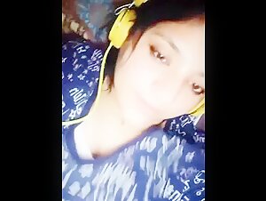 Sexy Punjabi Girl Ke Big Boobs Dikhate Video Video Call Par 3 of 4