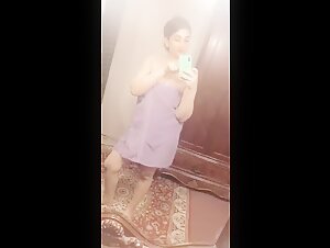 Pakistani Babe Dropping Her Towel Infront Of Mirror, Getting Fully Nude, Slapping Her Ass And Rubbing Pussy