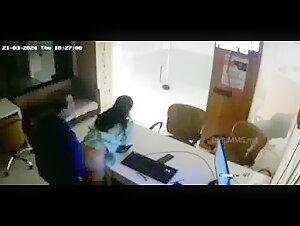 Instagram Meme Promotion Lena Koi Inse Sikhe, Dost Ki GF Promotion Ke Liye Mehnat karte Hue Viral Video MMS 1 of 2