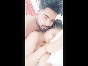 Oyo Room Me Girlfriend Ko Sex Ke Sath Massage Ka Maja Deta BF, Dialogues Marte Chud Rahi Hai GF 2 of 3