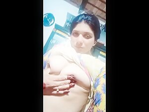 Pakistani Bhabhi Ne Kuch Hi Dhin Chatting Ke Baad Pura Badan Dikha Diya, Mote Mamme Kali Chut