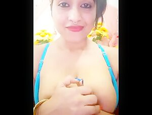 Live Cam Par Apne Mote Boobs dikhate Khude Hi Chus Rahi Aur Apne Kaale Chut Ko Ragad Rahi hai