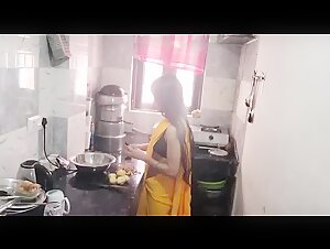 Aaloo Chilti Bhabhi Ki Kitchen Me Dabake Chudai Dewar Ne Ki