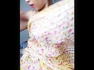Desi Bhabhi Ne Mote chuche Dikhate Kanta Laga Gaan Par Nachi Live Cam Me