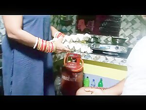 kitchen me Asantusht aunty ji ko lund ka maja diya padosi devar ne